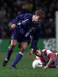 Eindhoven10 februari 2000
PSV-AJAX, eindstand 4-0
Brian Laudrup in duel met JAN HEINTZE