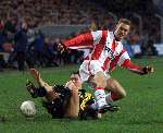 Eindhoven, 19 februari 2000
PSV-Vitesse ( kompetitie} eindstand 3-2
Dennis Rommedahl in duel met Louis Laros