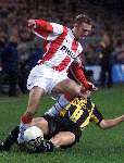 Eindhoven, 19 februari 2000
PSV-Vitesse ( kompetitie} eindstand 3-2
Dennis Rommedahl in duel met Louis Laros