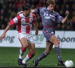 Eindhoven, 3 februari 2000
PSV-Feyenoord, eindstand 0-1
Ernest Faber in duel met Bert Konterman