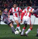 Eindhoven, 3 februari PSV-Feyenoord, eindstand 0-1
ERNEST FABER in duel met CRUZ