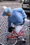 Breda 17 februari 2000
Frans Bauer als smurf onder de fiets