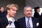 Breda 18 februari 2000
Hans Kraaij Jr. met zijn advocaat bij de rechtbank van Breda.
HK is veroordeeld ontzegging rijbevoegdheid 9 maanden waar van 6 maanden voorwaardelijk met een boete van fl. 5000.-