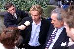 Breda 18 februari 2000
Hans Kraaij Jr. met zijn advocaat bij de rechtbank van Breda.
HK is veroordeeld ontzegging rijbevoegdheid 9 maanden waar van 6 maanden voorwaardelijk met een boete van fl. 5000.-