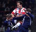 Eindhoven10 februari 2000
PSV-AJAX, eindstand 4-0
JURGEN DIRKX in duel met Ferdi Vierklau en John Nieuwenburg