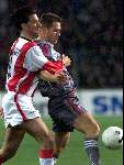 Eindhoven, 3 februari 2000
PSV-Feyenoord, eindstand 0-1
BAS PAAUWE in duel met RUUD V NISTELROOY
