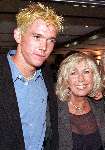 Willeke Alberti met haar  zoon Johnny de mol