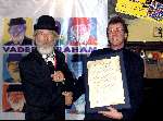 Breda, 17 februari 2000
Nieuwe CD uitreiking Vader Abraham en 30 jaar in het vak
Pierre Kartner hier met zijn plugger Willem v Kerkwijk