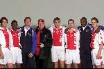 Amsterdam, 1 februari 2001
Sessie bij AJAX voor Adidas met o.a. Hans Versnel ( Tommy Cooper), Chivu, Richard Knopper en andy v d Meijde
Aron winter, Fred Grim, Richard Witschge en Stanley Menzo