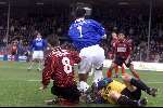 Den Bosch, 18 februari 2001
Topper in de eerste divisie tussen de nummers een en twee
FC Den Bosch-Excelsior, eindstand 4-0

7Mourad Mghizrat in duel met Carlo L\'Ami enMichel Kruyer

PETER SMULDERS BV