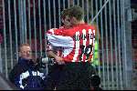 Eindhoven, 10 februari 2001
Kompetitie seizoen 2000/2001
PSV-AZ , eindstand 3-0 door 2 doelpunten Kezman en een penalty van Arnold Bruggink
KEZMAN wordt gefeliciteerd door Dennis Rommedahl met zijn eerste doelpunt.
Op de achtergrond fotograaf Cor Mooij