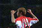 Eindhoven, 10 februari 2001
Kompetitie seizoen 2000/2001
PSV-AZ , eindstand 3-0 door 2 doelpunten Kezman en een penalty van Arnold Bruggink
KEZMAN met zijn gebaar na alweer een doelpunt