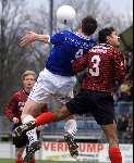 Den Bosch, 18 februari 2001
Topper in de eerste divisie tussen de nummers een en twee
FC Den Bosch-Excelsior, eindstand 4-0
Bart v d Eede in duel met Steve Olfers(3)