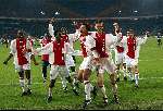 Amsterdam 12 december 2001    Ajax 2 -FC Twente 2-1
Uitbundige Ajax spelers na de winst op de bekerhouder FC Twente