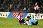 Eindhoven 30 januari 2002
PSV-Feyenoord voor de KNVB Beker
Arnold Bruggink in duel met Edwin Zoetebier