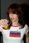 Amsterdam 27 februari 2002
Uitreiking van de edison awards in de heineken music hall.
Ellen ten Damme met een glaasje bier