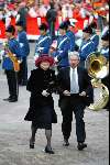 Amsterdam 2 februari 2002
Trouwen Maxima en Prins Willem Alexander
met beveiliging en chauffeur met rolls royce
Jeltje NIEUWENHOVEN met man