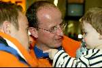 Schiphol 26 februari 2002
Terugkomst sporters van de Olympische winterspelen in Salt Lake city.
Leo Visser met zoontje