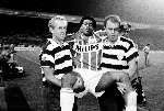 Eindhoven, 1990 Romario wordt ondersteund door monne de Wit en Mart v d Heuvel