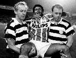 Eindhoven, 1990 Romario wordt ondersteund door monne de Wit en Mart v d Heuvel