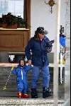 Zurs 17 februari 2002
Prinses Caroline v Monaco met baby en Prins Ernst van Hannover op ski\'s