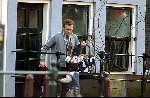 Amsterdam, 2 maart 2003 Vriend Paul de Leeuw draagt baby uit huis