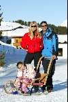 Zurs 23 februari 2003
Ruud Gullit & Estelle Gullit met Joelle Gullit
Wintersport  Slee