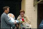 Loosdrecht 11 februari 2003
Ouders van Wendy van Dijk met bloemen en ballonnen