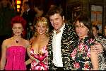 Amsterdam 9 februari 2004
Premiere FEESTJE in Tushinski.
Beau v Erven Dorens met vrouw en C hantal Janzen en Kim Lian v d Meij