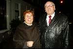 Amsterdam 18 februari 2004
Verlichting bij gedenksteen Willy Alberti bij Westertoren.
Bobby Haarms met vrouw