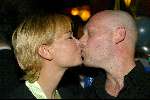 Amsterdam 9 februari 2004
Premiere FEESTJE in Tuschinski.
Cindy Pielstroom met vriend kussend