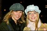 Amsterdam 18 februari 2004
Verlichting bij gedenksteen Willy Alberti bij Westertoren.
Danielle van t Schip en Chantal Janzen