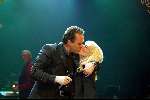 Bussum 10 februari 2004
Uitreiking gouden harpen in het spant.
Frans Bauer met Mariska Bauer kussend