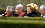 Bussum 5 februari 2004
Begrafenis van de dochter van zangeres Hanny Deborah.
Hanny met schoonzoon en Ludo Voeten,