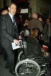 Amsterdam 23 februari 2004
Koningin Beatrix en Prins Willem Alexander en Maxima bezoeken het concertgebouw.Job Cohen met zijn vrouw in een rolstoel