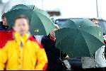 Lech 13 februari 2004
Koningin Beatrix in Lech afgeschermd door paraplu's van beveiliging