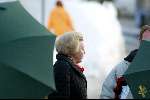 Lech 13 februari 2004
Koningin Beatrix in Lech afgeschermd door paraplu's van beveiliging