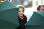 Lech 13 februari 2004
Koningin Beatrix in Lech afgeschermd door paraplu's van beveiliging