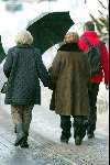 Lech 13 februari 2004
Koningin Beatrix in Lech afgeschermd door paraplu's van beveiliging