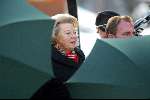 Lech 13 februari 2004
Koningin Beatrix in Lech afgeschermd door paraplu's van beveiliging