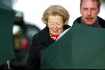 Lech 13 februari 2004
Koningin Beatrix in Lech afgeschermd door paraplu's van beveiliging