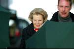 Lech 13 februari 2004
Koningin Beatrix in Lech afgeschermd door paraplu's van beveiliging