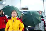 Lech 13 februari 2004
Koningin Beatrix in Lech afgeschermd door paraplu's van beveiliging