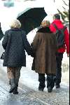 Lech 13 februari 2004
Koningin Beatrix in Lech afgeschermd door paraplu's van beveiliging