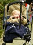 Amsterdam 17 februari 2004
Prinses Marilene met Prinses Anna en Prins Lucas met gsm wandelen in Amsterdam.