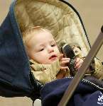 Amsterdam 17 februari 2004
Prinses Marilene met Prinses Anna en Prins Lucas met gsm wandelen in Amsterdam.