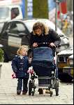Amsterdam 17 februari 2004
Prinses Marilene met Prinses Anna en Prins Lucas in kinderwagen wandelen in Amsterdam.