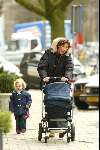 Amsterdam 17 februari 2004
Prinses Marilene met Prinses Anna en Prins Lucas in kinderwagen wandelen in Amsterdam.