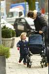 Amsterdam 17 februari 2004
Prinses Marilene met Prinses Anna en Prins Lucas in kinderwagen wandelen in Amsterdam.