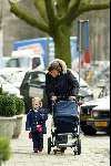 Amsterdam 17 februari 2004
Prinses Marilene met Prinses Anna en Prins Lucas in kinderwagen wandelen in Amsterdam.